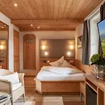 מלון Alpen Glueck Lisa Garni 4*
