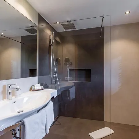 فندق Alpen Glueck Lisa Garni 4*