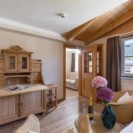 Alpen Glueck Lisa Garni