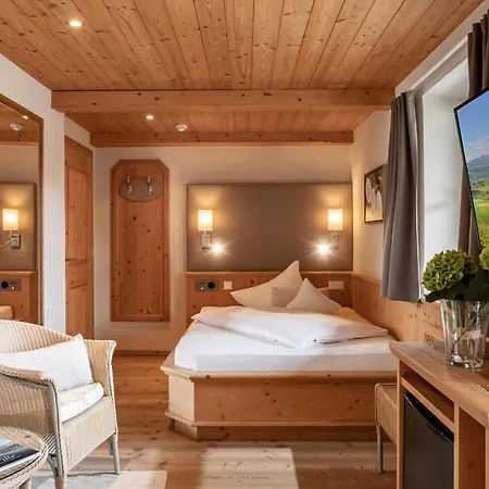 Отель Alpen Glueck Lisa Garni 4*
